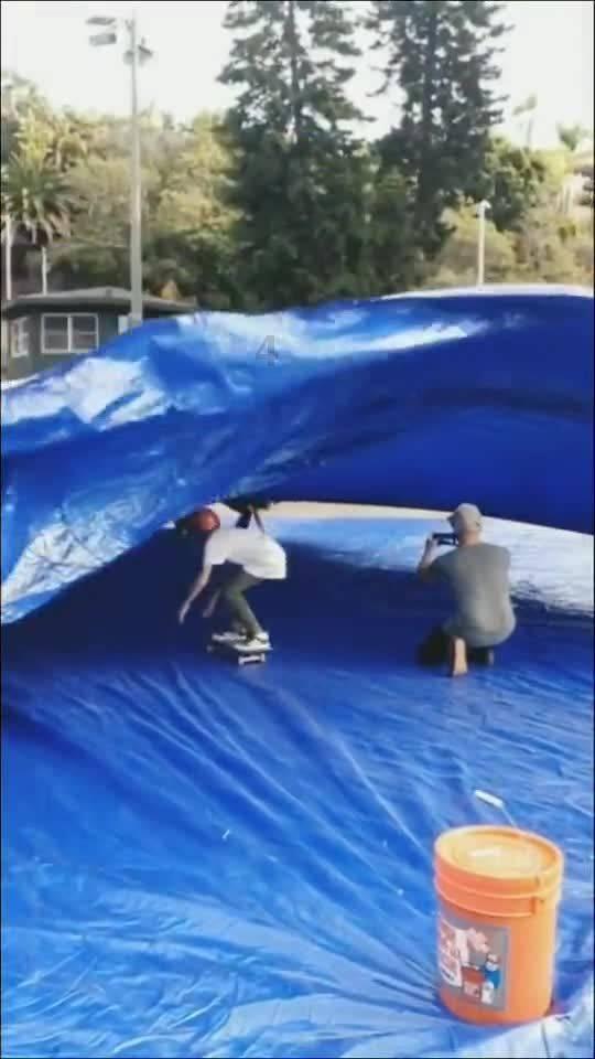 李菲儿跪在座位上露大腿的动作引起网友热议